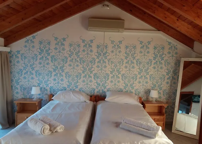 Chloe Attic Hébergement de vacances Agia Efimia